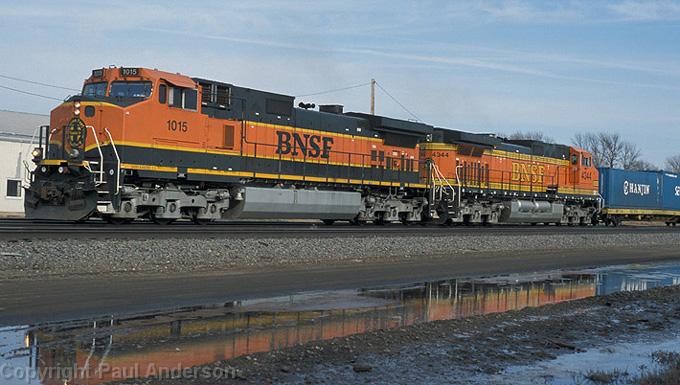 BNSF 1015 ACTION.jpg